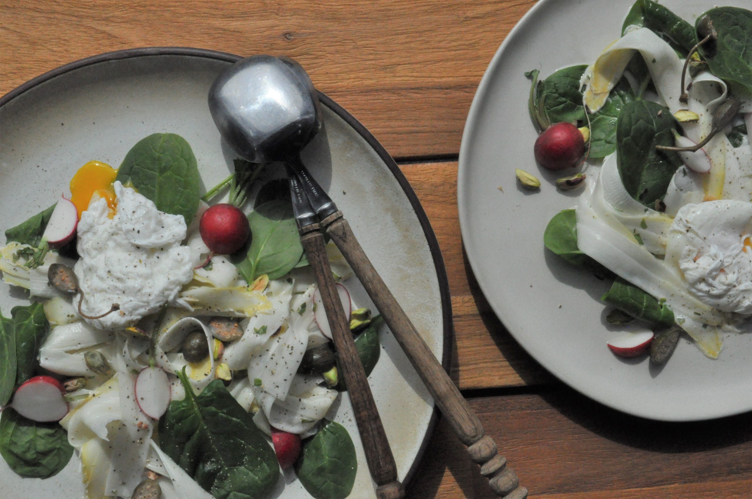 Salade met asperge, dragondressing en gepocheerd ei